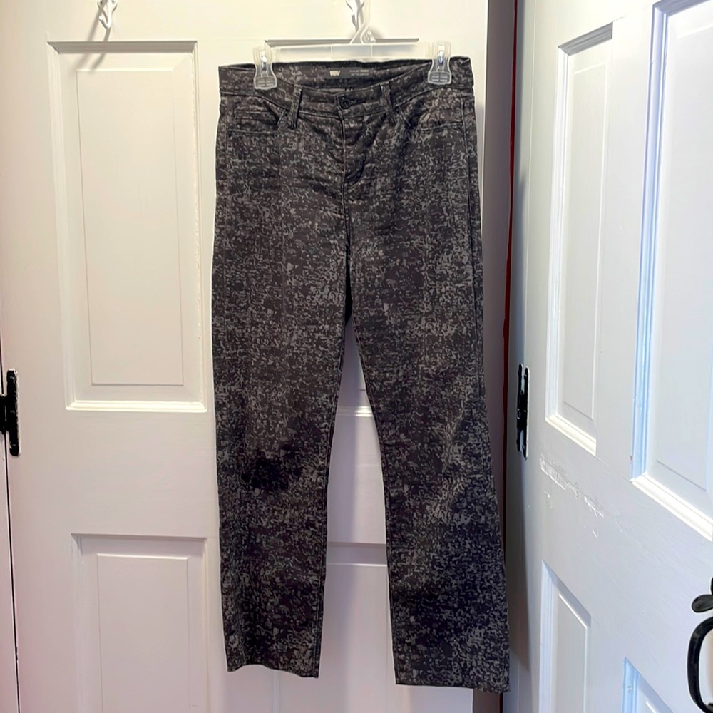 Unique Women’s Grey camo 512 Levi’s 27 waist. Great for fall!